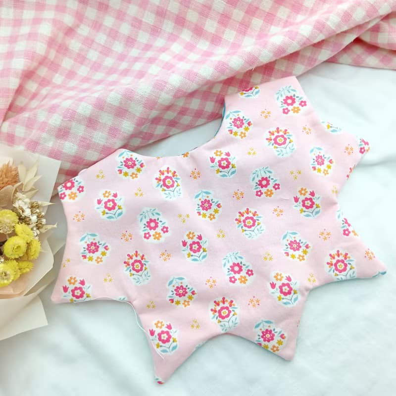 粉紅小花束。不壓邊圍兜 (可繡名字)