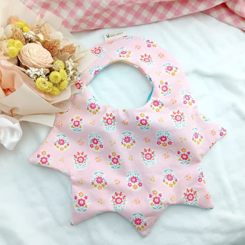 粉紅小花束。不壓邊圍兜 (可繡名字)