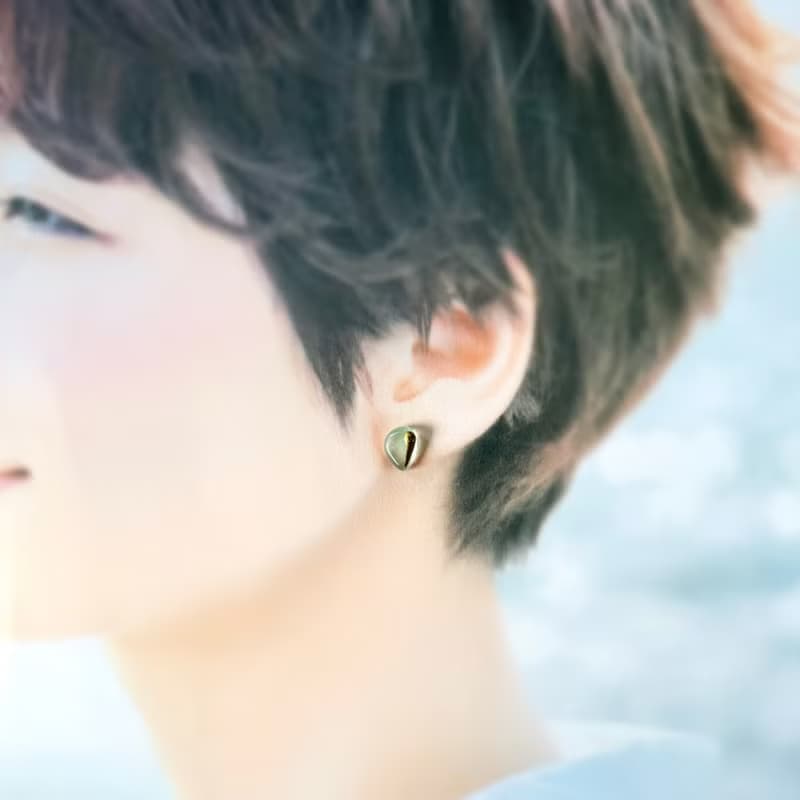 【再販】透き通る 小ぶり 天然石 フローライト 金継ぎ ピアス ノンホールピアス 小さい シンプル グリーン 緑 クリア 透明  ゴールド 金 ギフト プレゼン