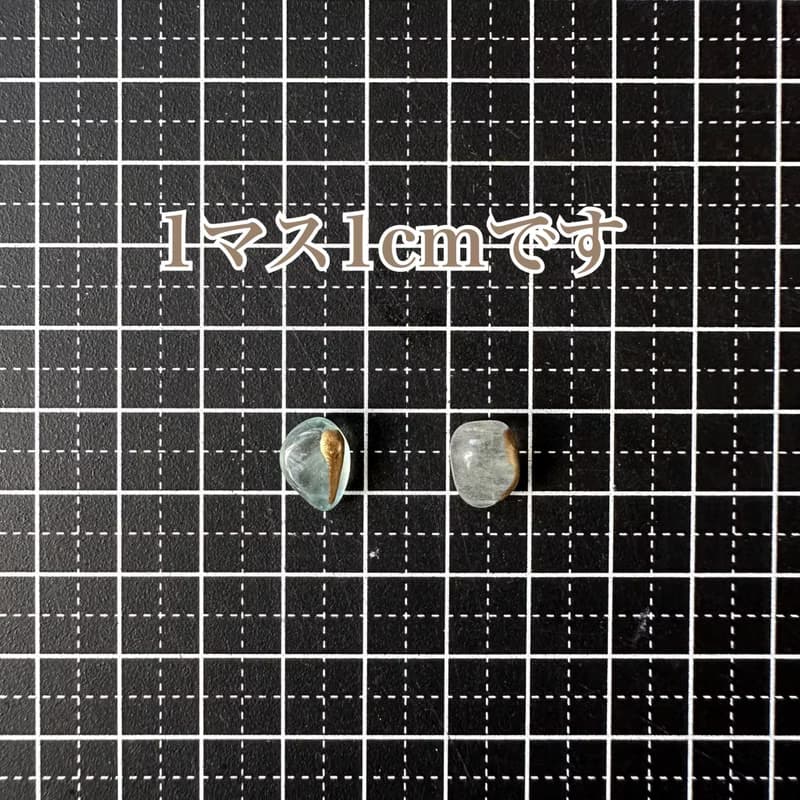【再販】透き通る 小ぶり 天然石 フローライト 金継ぎ ピアス ノンホールピアス 小さい シンプル グリーン 緑 クリア 透明  ゴールド 金 ギフト プレゼン