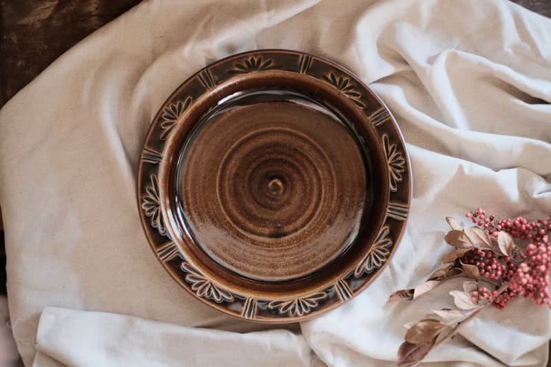 花瓣邊 l 26cm大盤 l 飴釉陶盤