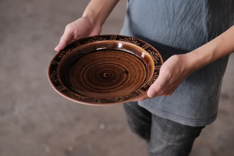 花瓣邊 l 26cm大盤 l 飴釉陶盤