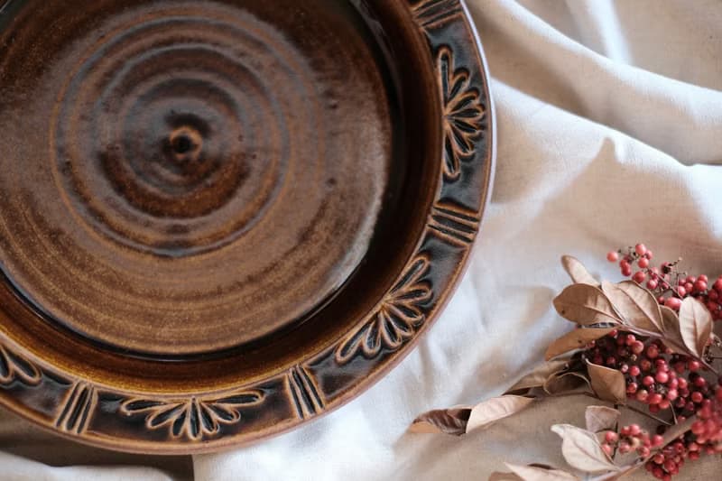 花瓣邊 l 26cm大盤 l 飴釉陶盤