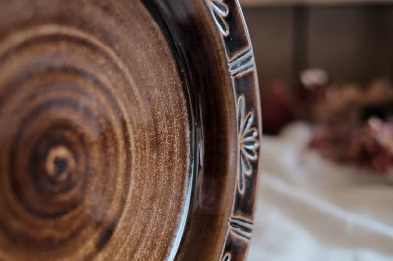 花瓣邊 l 26cm大盤 l 飴釉陶盤