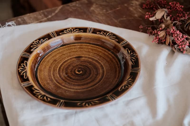 花瓣邊 l 26cm大盤 l 飴釉陶盤