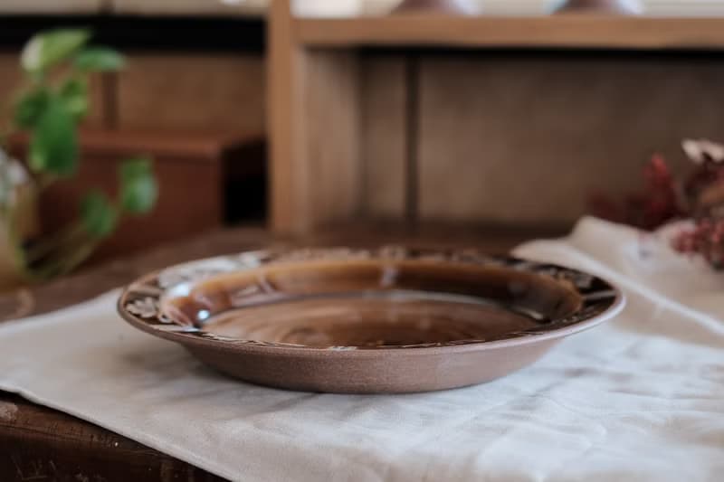 花瓣邊 l 26cm大盤 l 飴釉陶盤