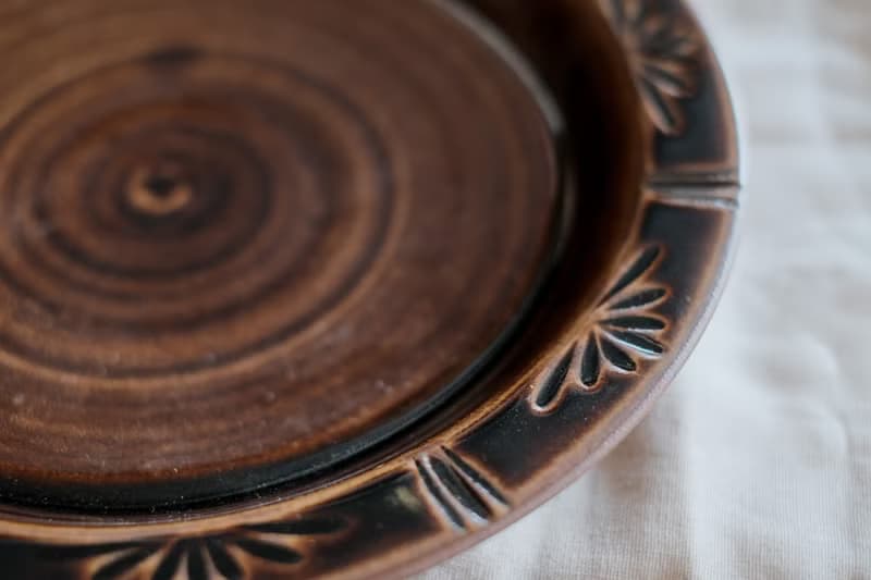 花瓣邊 l 26cm大盤 l 飴釉陶盤