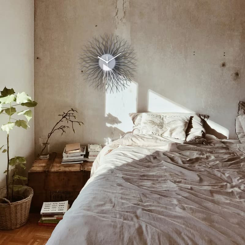 Radium深色 - 優雅的旭日形時鐘有 3 種閃閃發光的黑銀色調