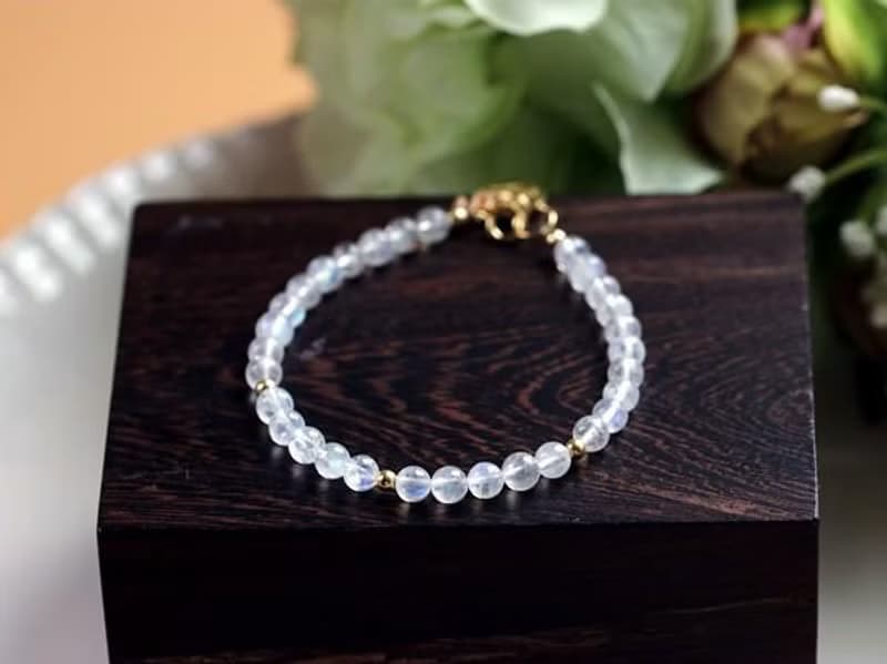 永遠の若さ・永遠の愛　ムーンストーンのブレスレット 6月誕生石