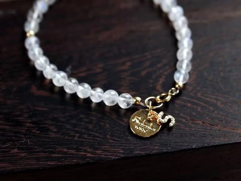 永遠の若さ・永遠の愛　ムーンストーンのブレスレット 6月誕生石