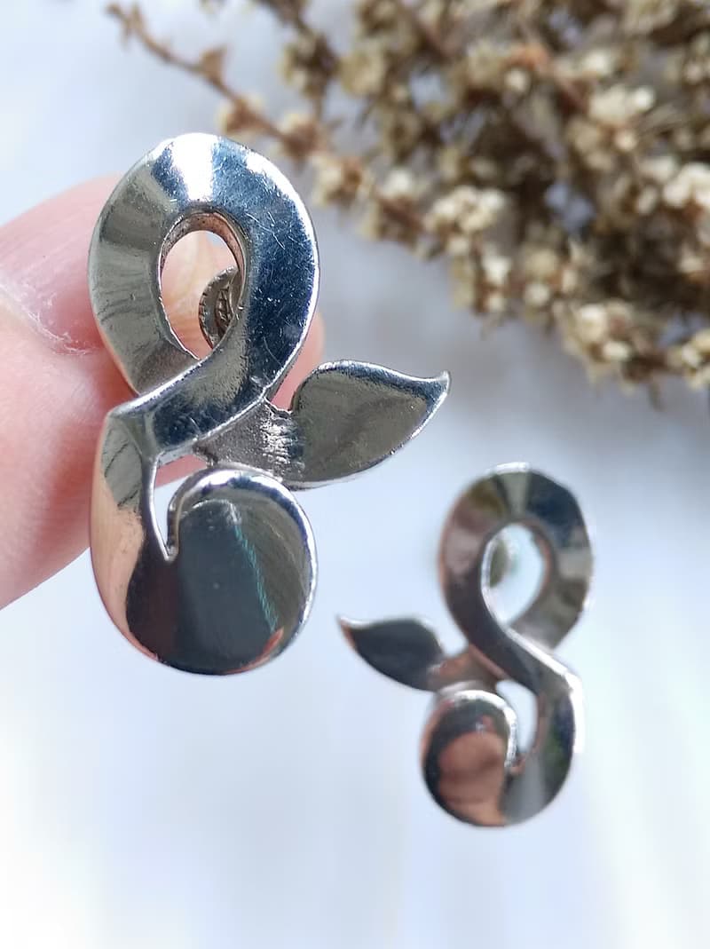 Vintage Jewelry 西洋古董飾品 TARA 厚實 銀色調 符號 栓式耳環