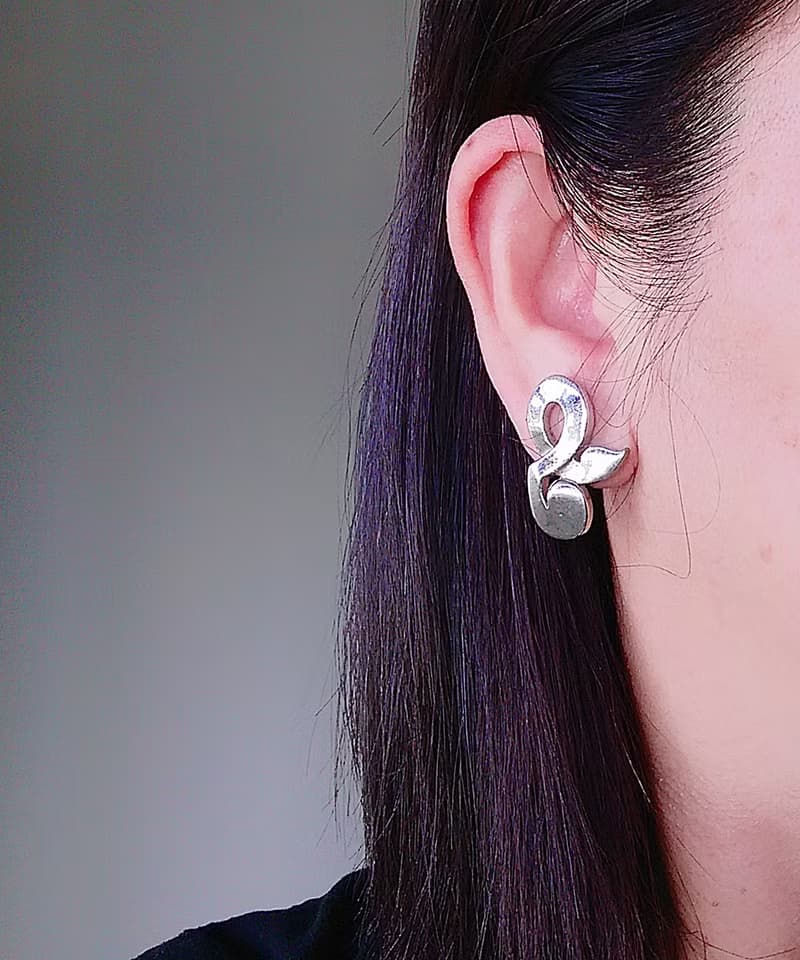 Vintage Jewelry 西洋古董飾品 TARA 厚實 銀色調 符號 栓式耳環