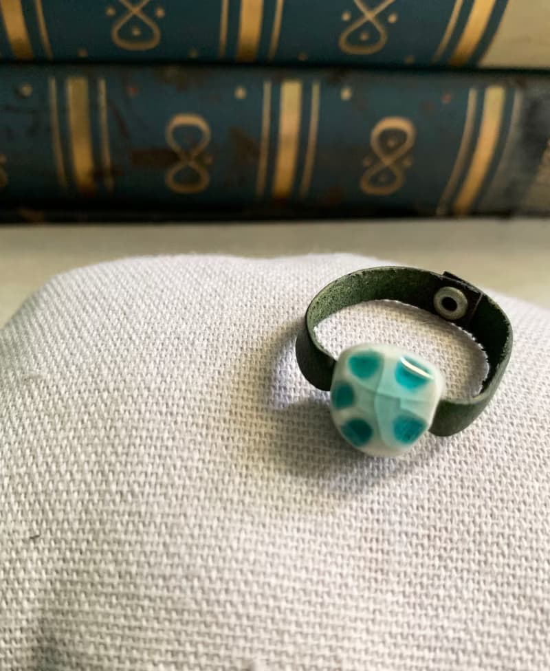 戒指 日本白瓷 自然釉色 無限看不膩色調 真皮革 藝術等級系列