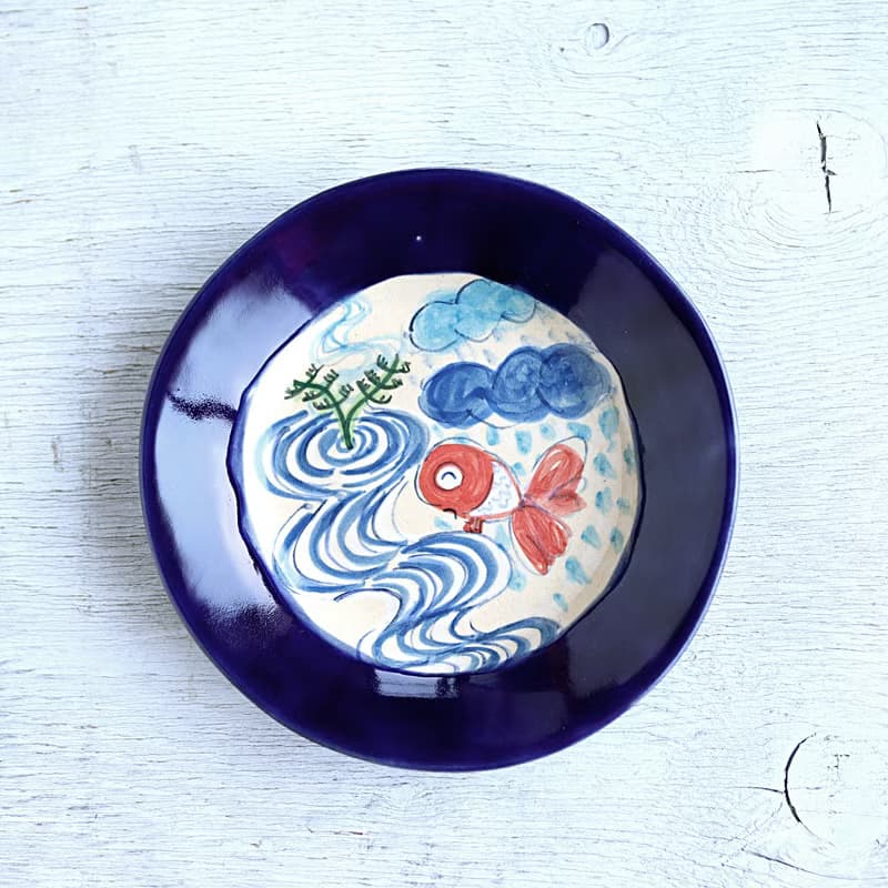 楽し気な金魚絵の丸い深皿・瑠璃