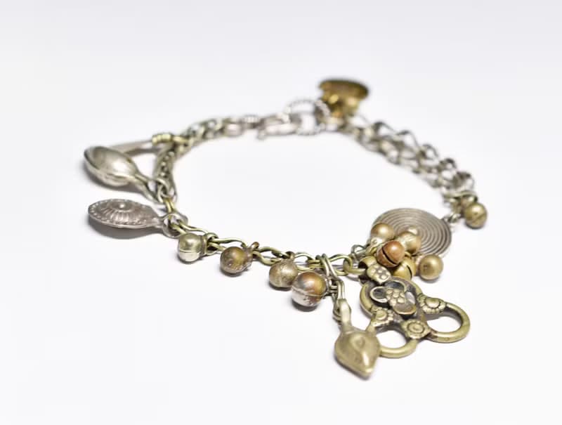 oldアフガンメタルと多彩メタルとチェーン、民族鈴のメタルブレス