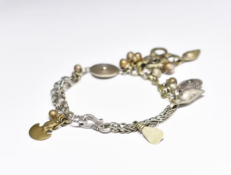 oldアフガンメタルと多彩メタルとチェーン、民族鈴のメタルブレス