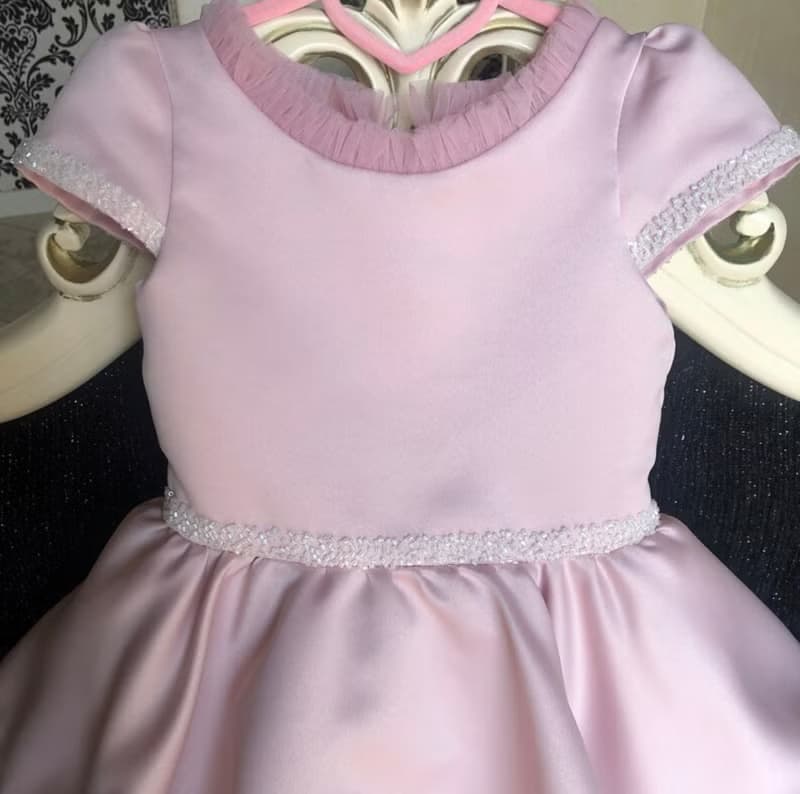 Pink dress with pearl, big bow on the back and bow clip for hear. Birthday dress