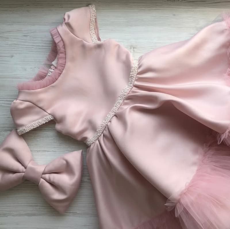 Pink dress with pearl, big bow on the back and bow clip for hear. Birthday dress