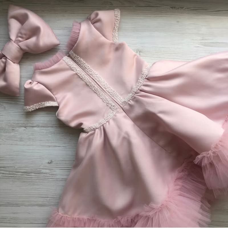 Pink dress with pearl, big bow on the back and bow clip for hear. Birthday dress
