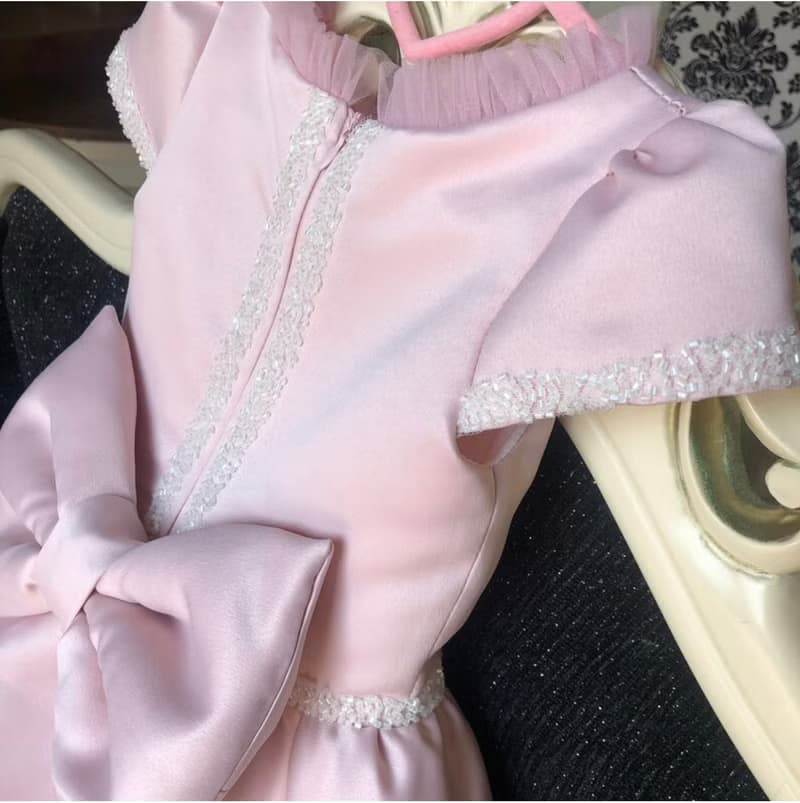 Pink dress with pearl, big bow on the back and bow clip for hear. Birthday dress
