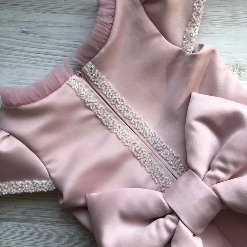 Pink dress with pearl, big bow on the back and bow clip for hear. Birthday dress