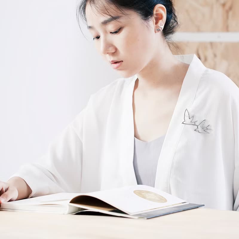 飛鳥鏤空銀胸針 簡約文藝燕子裝飾別針 閨蜜生日禮物 女友禮物