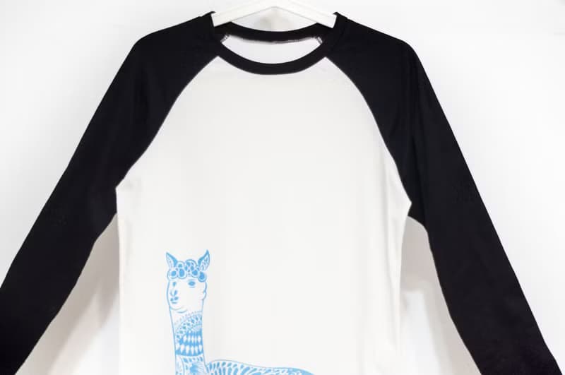 女裝純棉長袖棒球裝上衣 黑白撞色印花T-shirt 設計上衣-祕魯羊駝