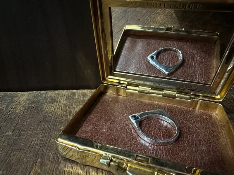 手作銀飾— 天然藍寶石 歐洲鑲 925純銀手工錘紋戒指 個性造型
