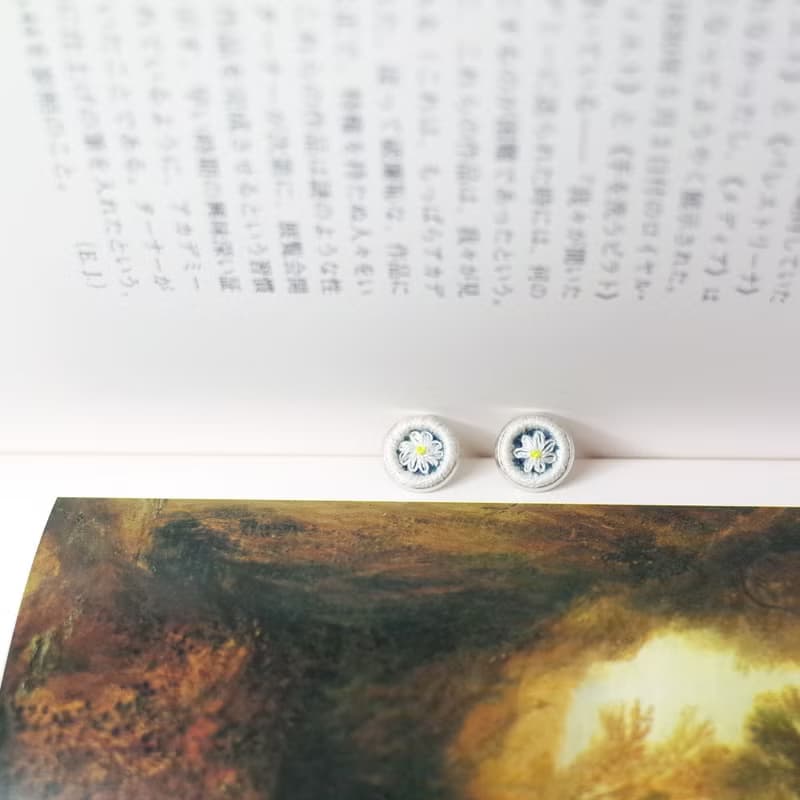 植物#149 雛菊 手刺繡貼耳耳環 耳針/耳夾