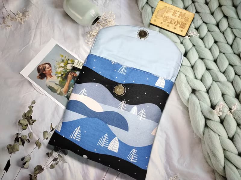 袋物系列-美國限量薄棉布清新藍夜山丘款-7.8吋電子書保護套-收納