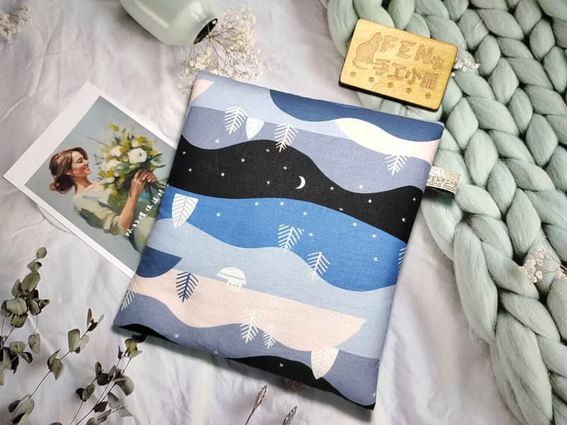 袋物系列-美國限量薄棉布清新藍夜山丘款-7.8吋電子書保護套-收納