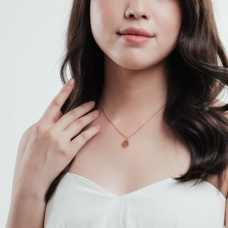 星鑽圍繞英文字母項鍊|鑲鑽項鍊|金色