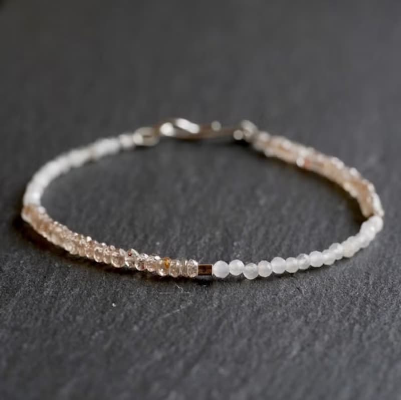 天然ジルコンとホワイトムーンストーンのブレスレット