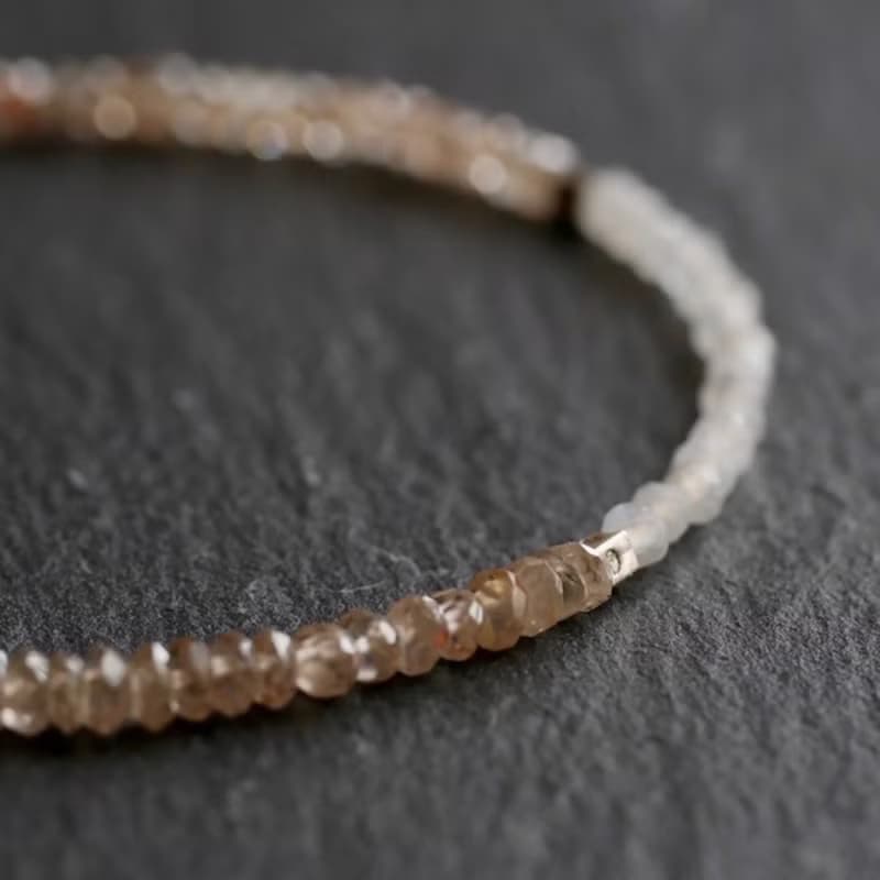 天然ジルコンとホワイトムーンストーンのブレスレット