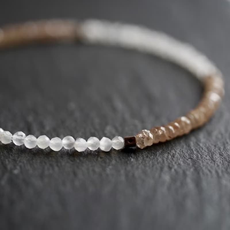 天然ジルコンとホワイトムーンストーンのブレスレット