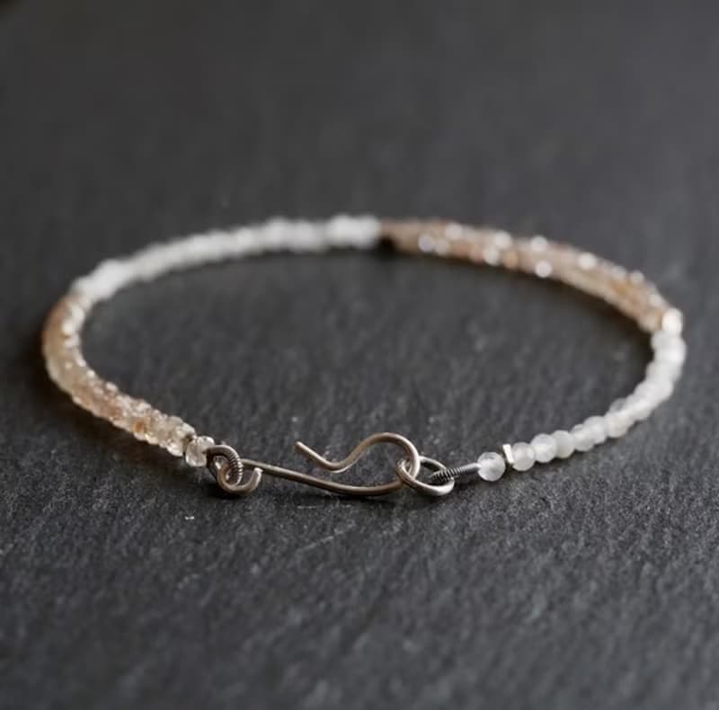 天然ジルコンとホワイトムーンストーンのブレスレット