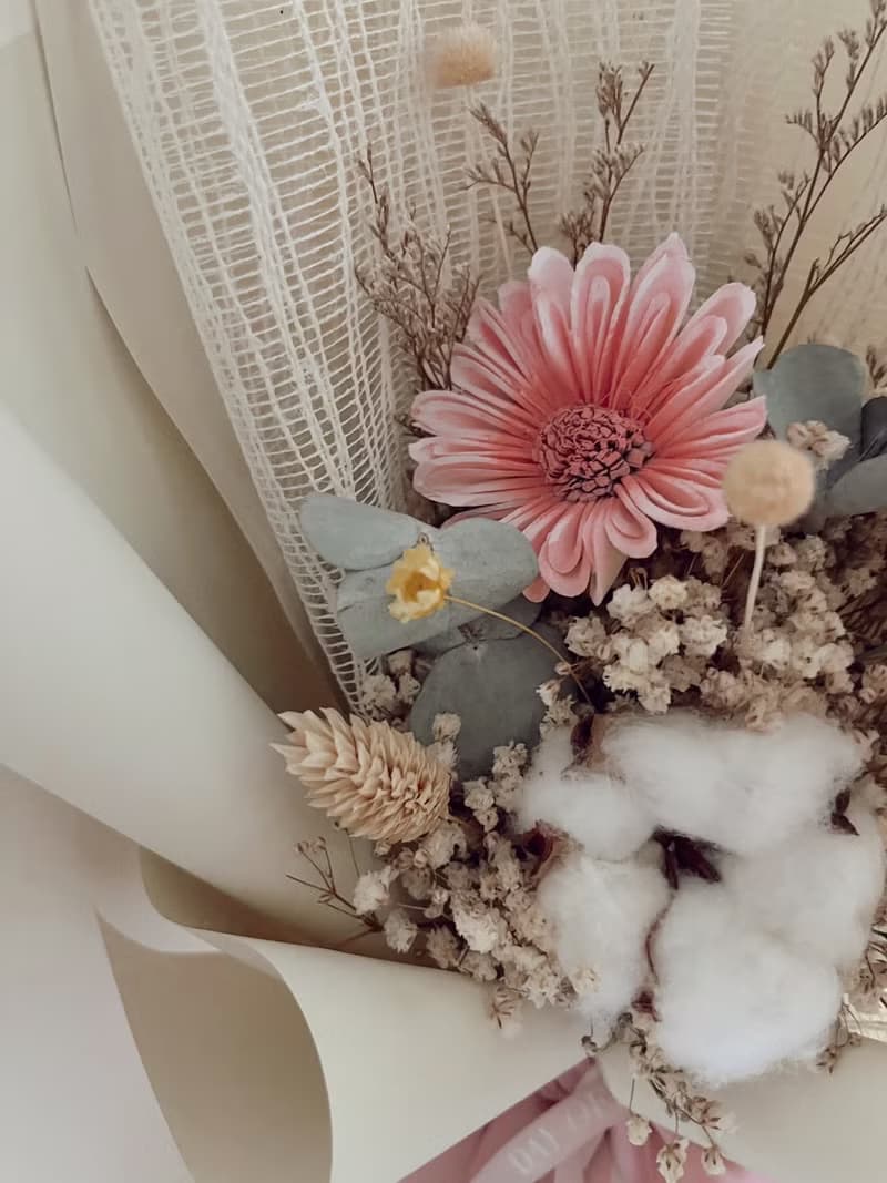 DAY OFF愉快假期 畢業花束 太陽花 滿天星 玫瑰花 永生花 索拉花