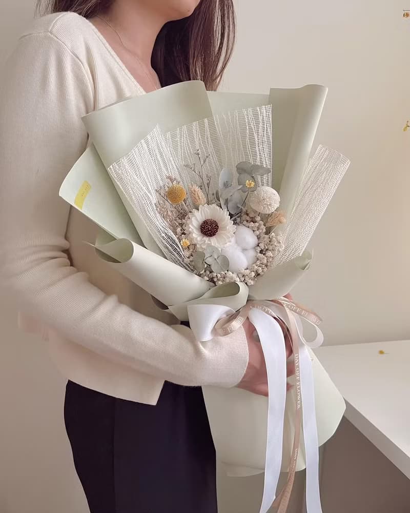 DAY OFF愉快假期 畢業花束 太陽花 滿天星 玫瑰花 永生花 索拉花