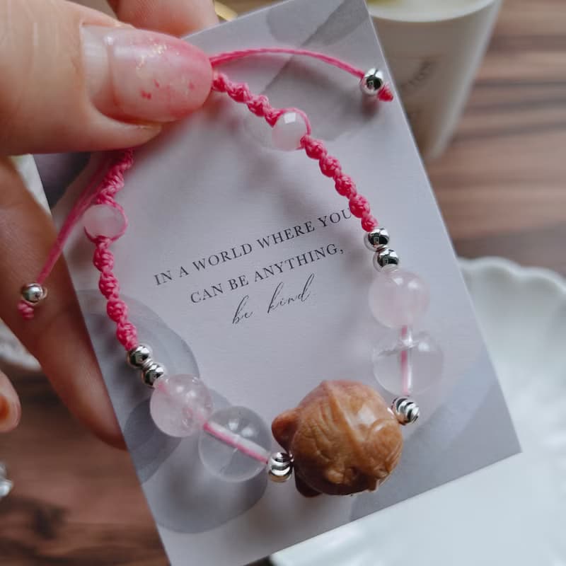 【珊瑚玉叮噹貓x粉水晶x粉阿塞編織手鏈 】好人緣