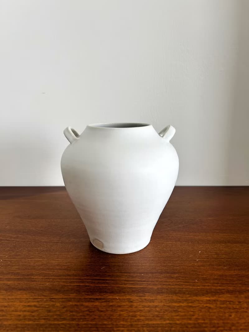 霧白釉雙耳花器