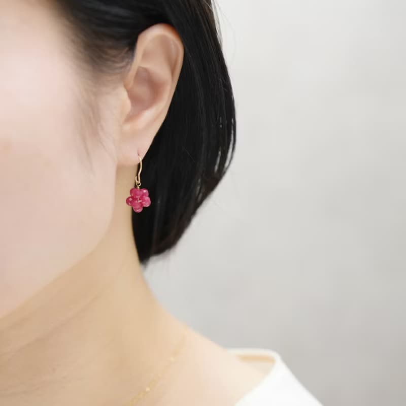 【ピアス・イヤリング】シンセティックルビーの実 ベリー ピンク 金平糖 7月誕生石