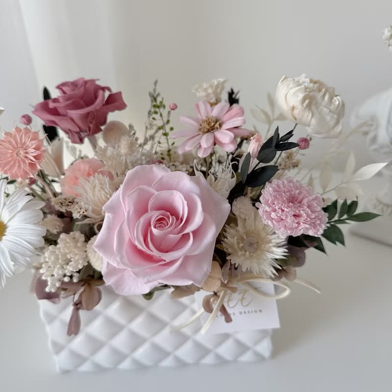 SEE 看見花藝設計|情人節|永生玫瑰 |生日|瑪格情詩不凋擴香盆花