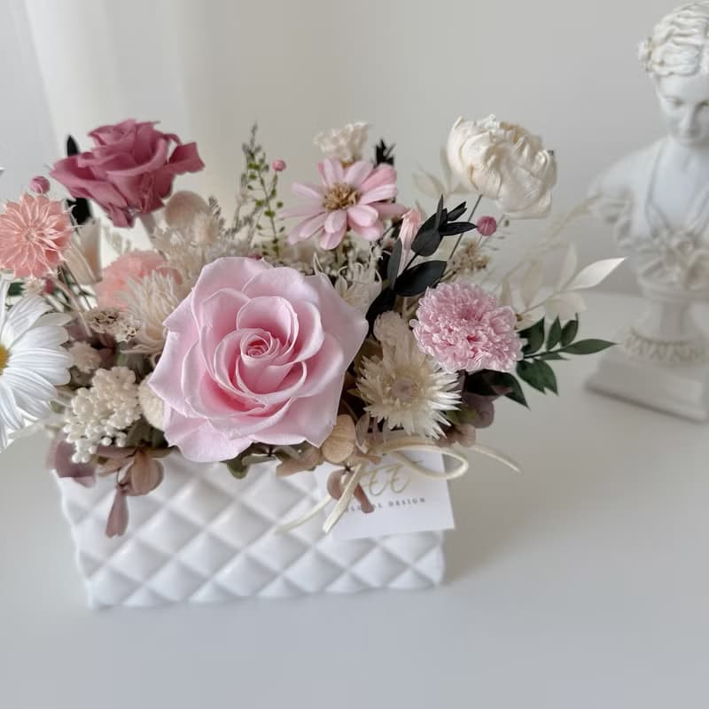 SEE 看見花藝設計|情人節|永生玫瑰 |生日|瑪格情詩不凋擴香盆花