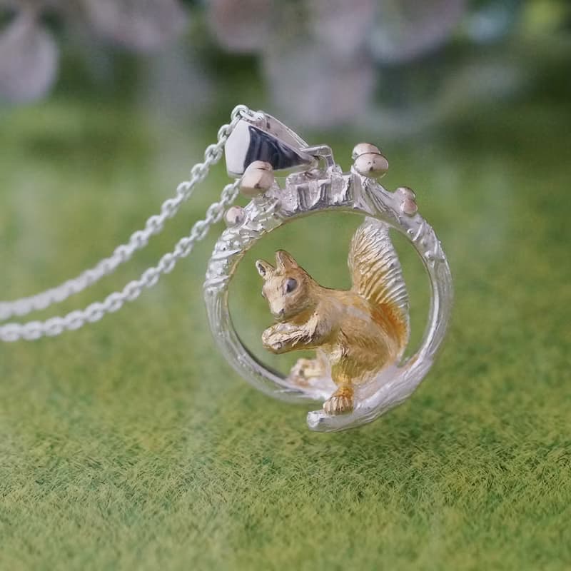 森のリスとキノコペンダント