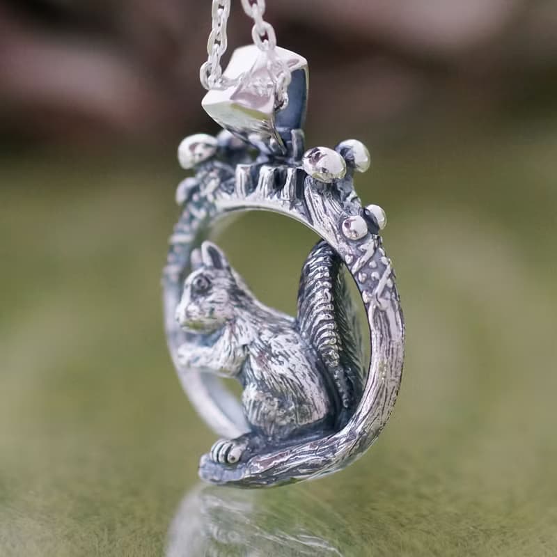 森のリスとキノコペンダント