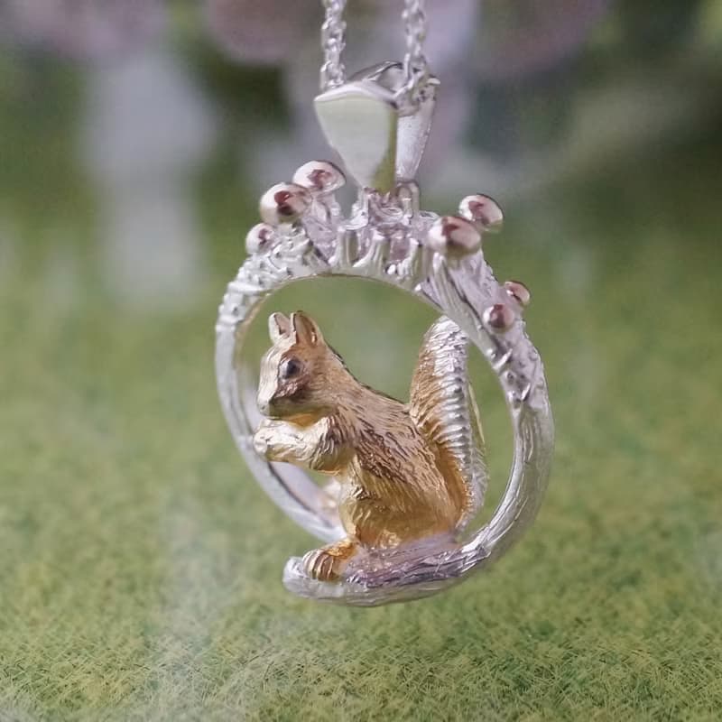森のリスとキノコペンダント