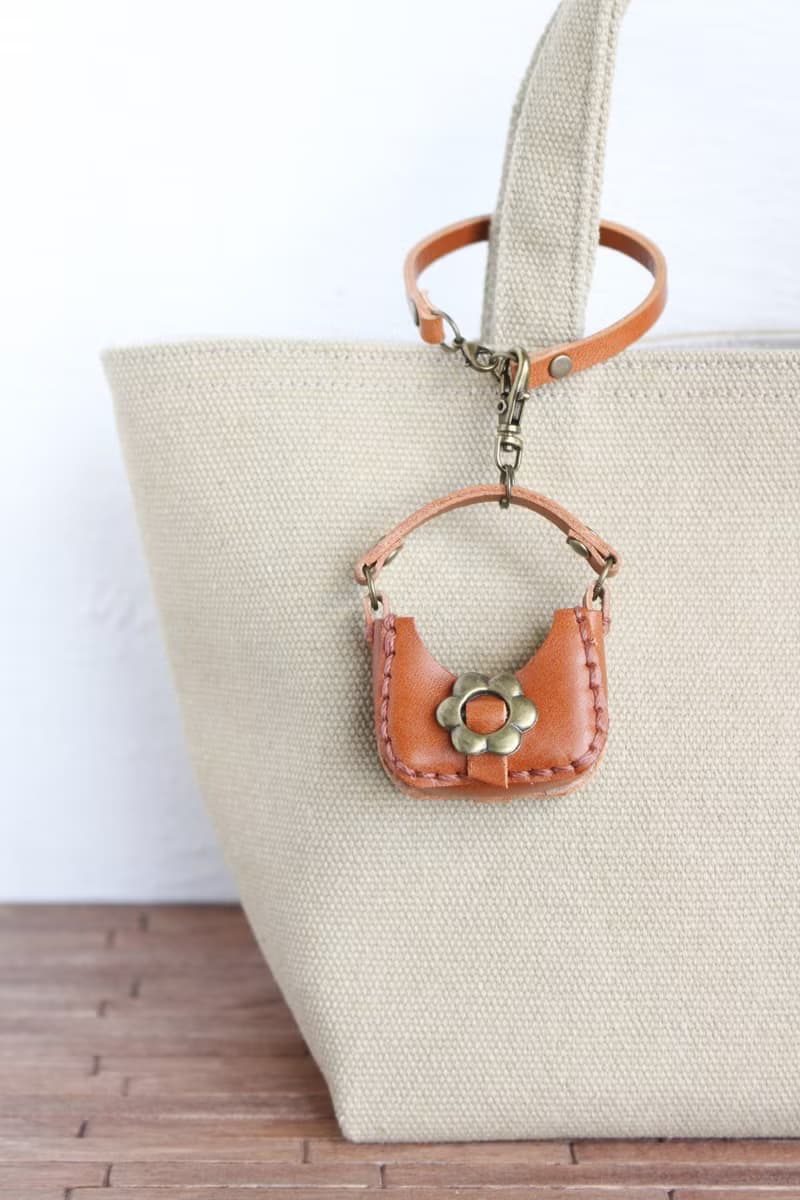 本革 ミニチュアバッグお花バックルのバッグチャーム ストラップ付き ブラウン