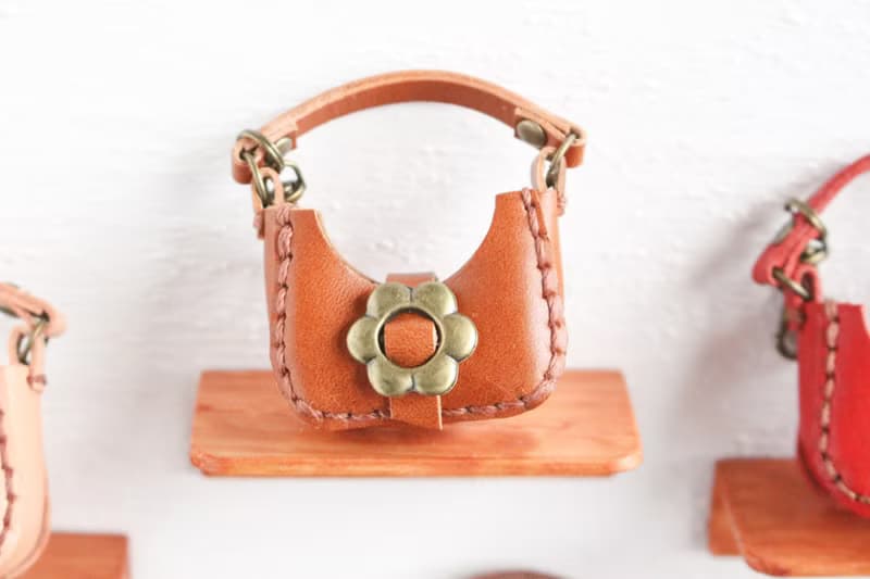 本革 ミニチュアバッグお花バックルのバッグチャーム ストラップ付き ブラウン