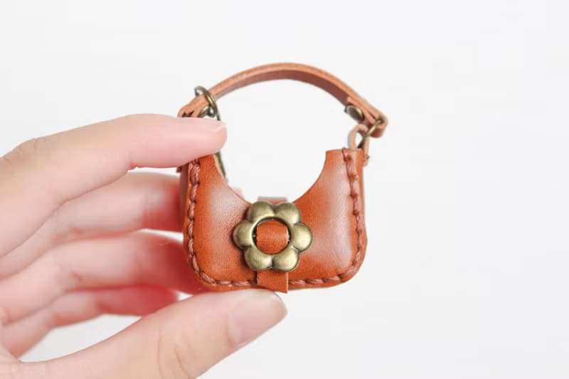 本革 ミニチュアバッグお花バックルのバッグチャーム ストラップ付き ブラウン