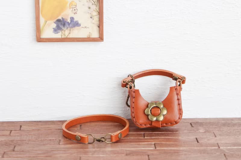 本革 ミニチュアバッグお花バックルのバッグチャーム ストラップ付き ブラウン